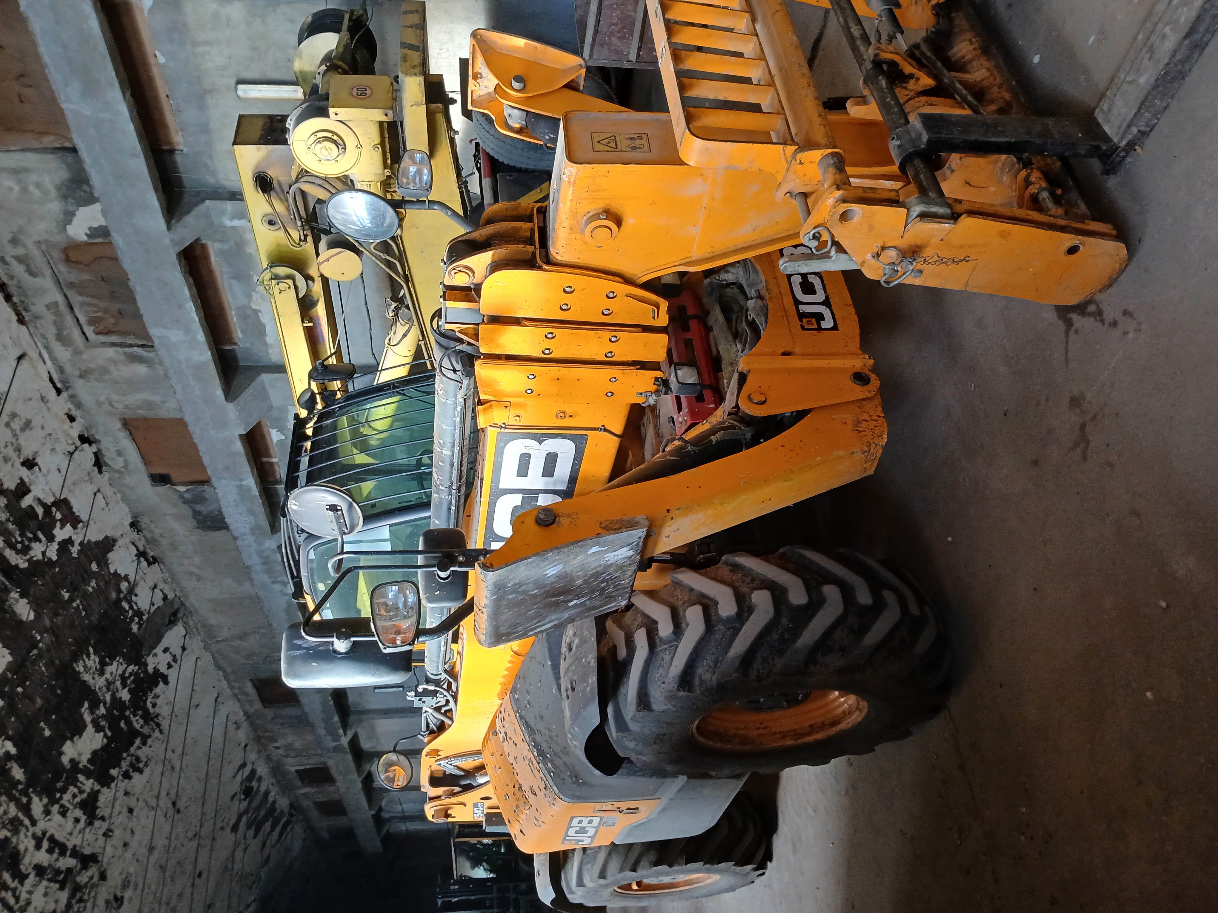Челен Товарач JCB 4 тона товароподемност