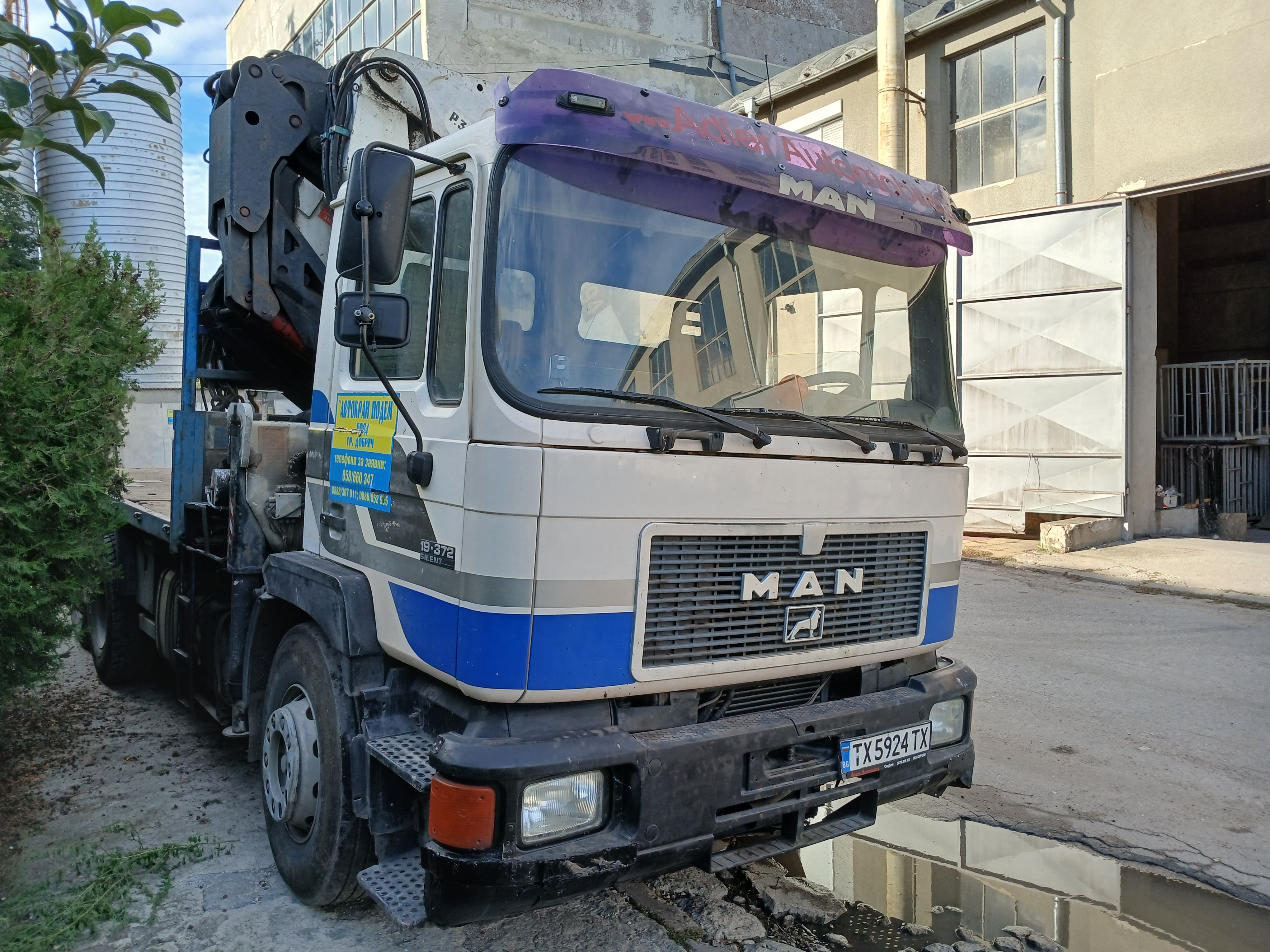 Камион с кран транспорт на товари